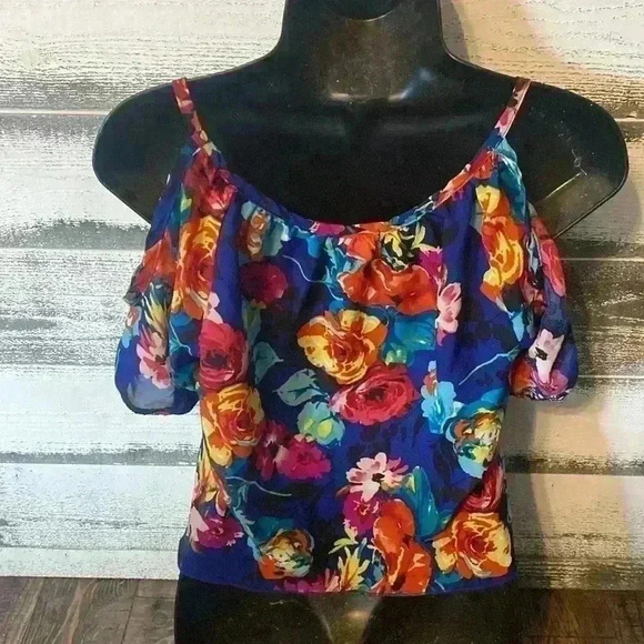 Women’s sheer cold shoulder top size medium - Picture 2 of 3